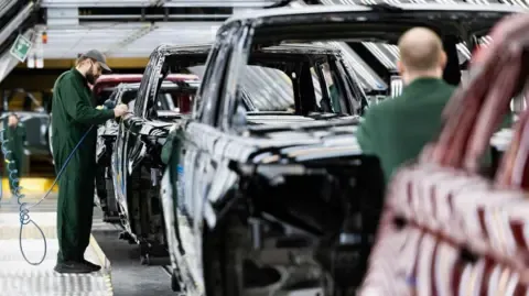 Jaguar Land Rover Vendor Network Workers Allegedly Instructed to Apply for Universal Credit, Union Claims